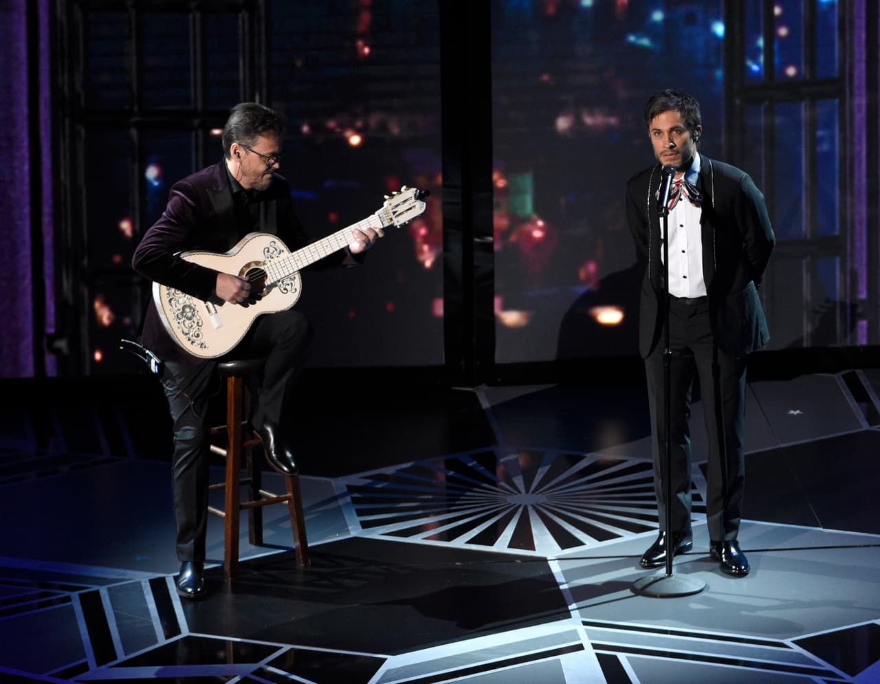 Con un moño tricolor, Gael cantó ‘Recuérdame’ de la cinta ‘Coco’.