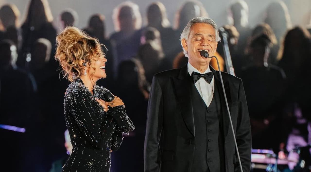 Karol G sorprende al cantar al lado de Andrea Bocelli ‘Vivo por ella’ y le llueven las comparaciones con Martha Sánchez