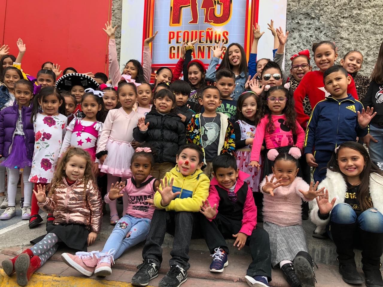 Cientos de niños hicieron fila para vivir la experiencia y cumplir su mayor sueño.