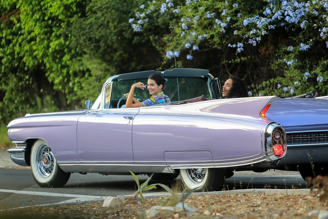 Si estuviéramos en California, nos podríamos encontrar a Kendall Jenner en su Cadillac de 1962