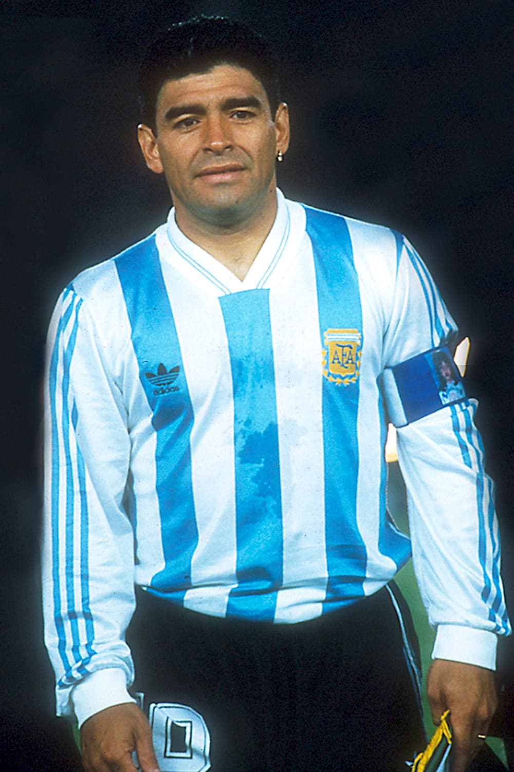 El 25 de noviembre murió el exfutbolista Diego Armando Maradona a la edad de 60 años víctima de un paro cardiorrespiratorio, según reportaron medios argentinos. El astro argentino perdió la vida en su casa de Tigre, en la que se recuperaba desde hace algunos días luego de la complicada operación en la cabeza que le realizaron.