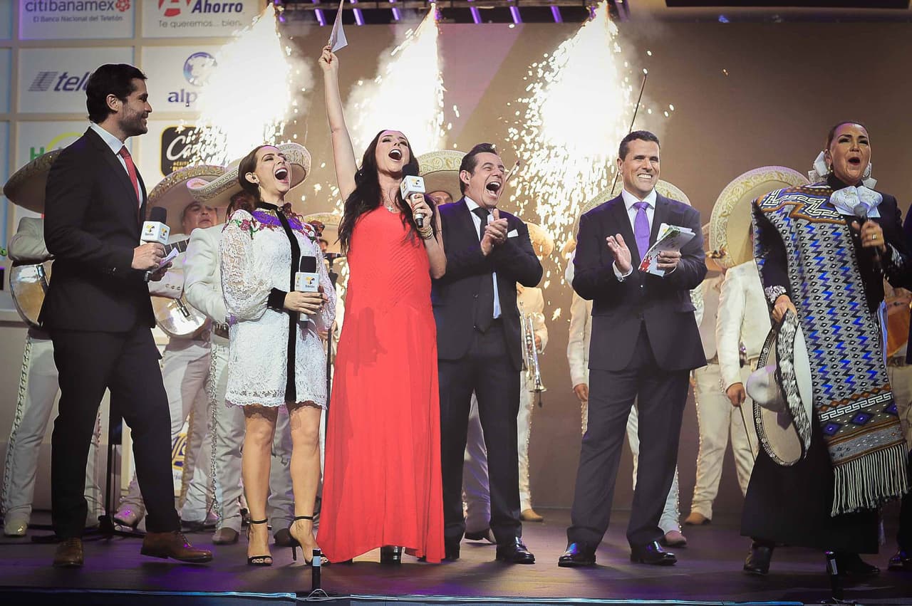 Marco Antonio Regil, Jacqueline Bracamontes, Inés Gómez Month, Claudia Lizaldi y Héctor Sandarti son los conductores encargados de invitar a la gente a participar.