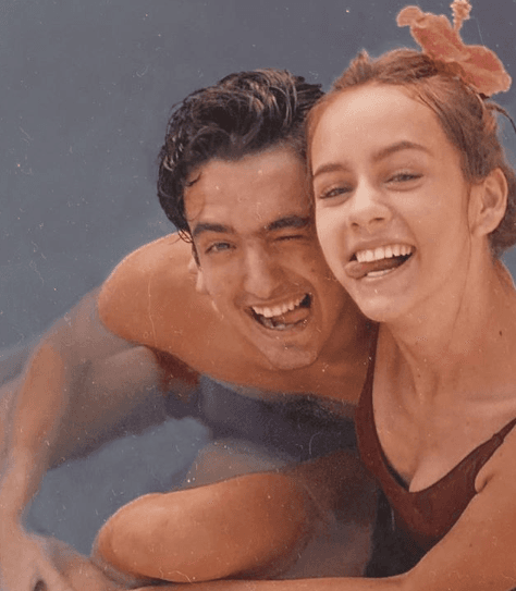 Azul Guaita y Sebastián Poza no solo son pareja en la telenovela 'Soltero con hijas', sino en la vida real. Ambos compartieron su relación con el público el 25 de enero de 2020 con tiernas fotografías en sus respectivas cuentas de Instagram.