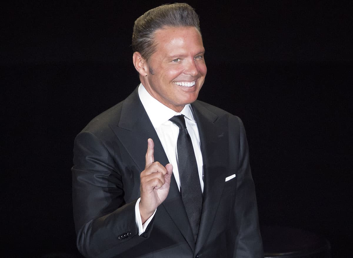 Luis Miguel reaparece de la mano de sensual mujer