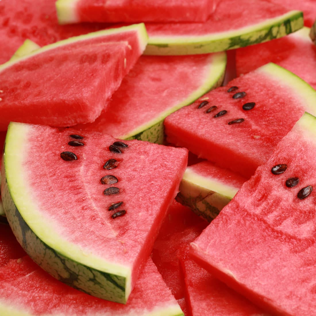 La sandía ayuda a una correcta hidratación, al tener un alto contenido de agua. “Tiene ciertas vitaminas, como el potasio o fósforo, que en general ayuda a la salud cardiovascular, pero no funciona tanto en la retención de líquidos”, dijo.