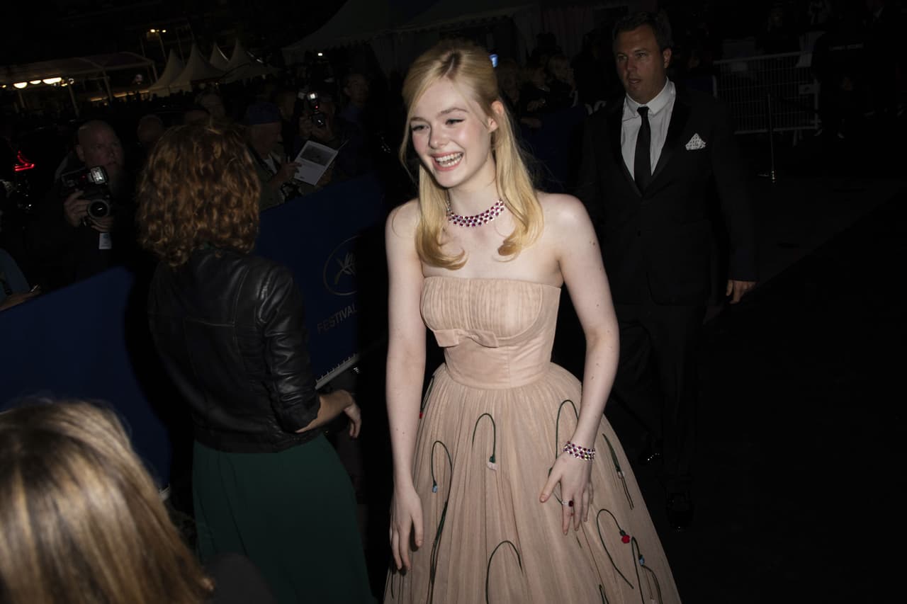 Dakota Fanning, hermana de Elle, estaba presente en el evento y la ayudó a levantarse antes de que los elementos de seguridad se las llevaran.