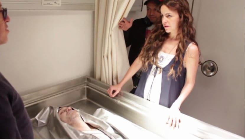Berenice reconoce el cuerpo de Tomás | Detrás de cámaras