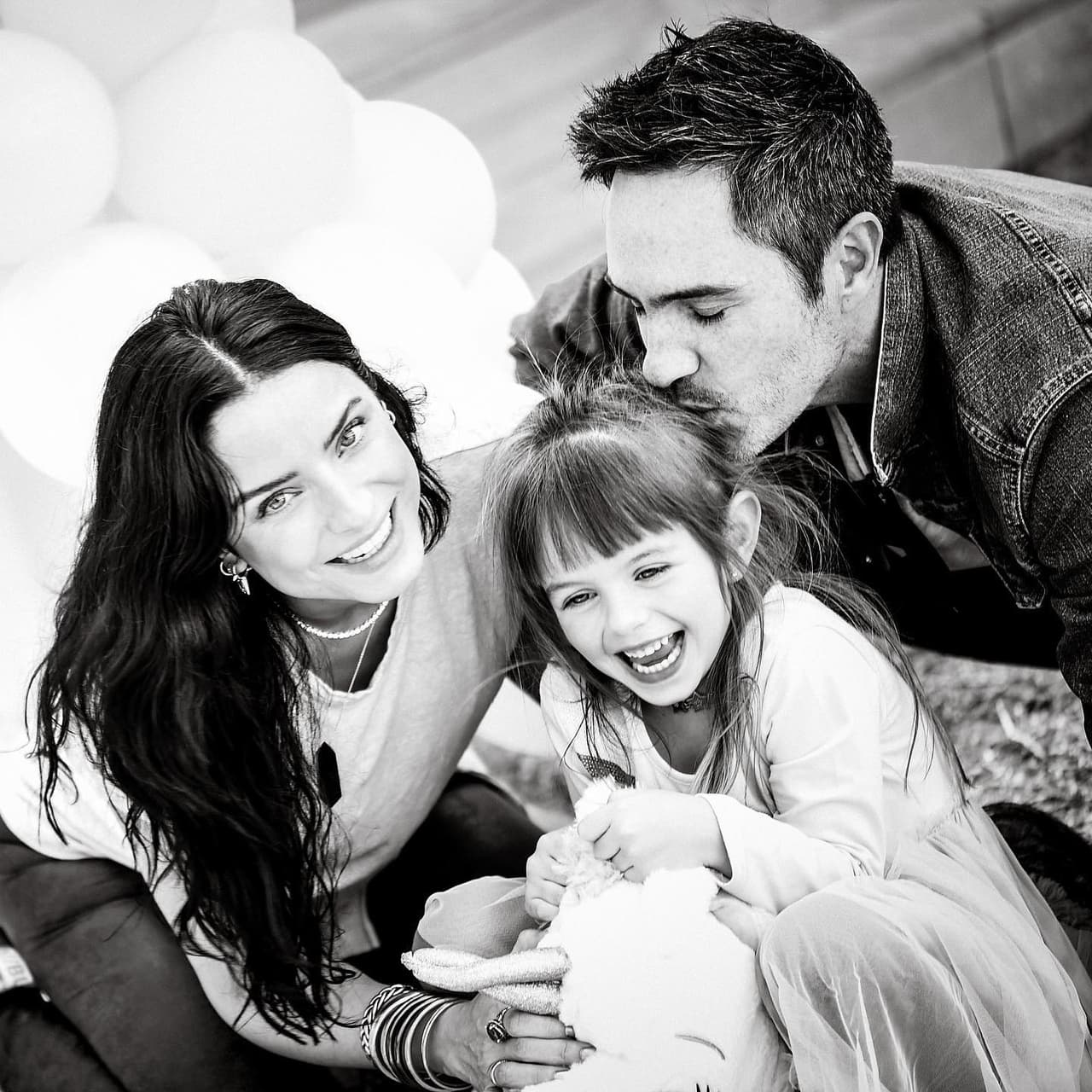 Aislinn Derbez y Mauricio Ochmann con su hija Kailani