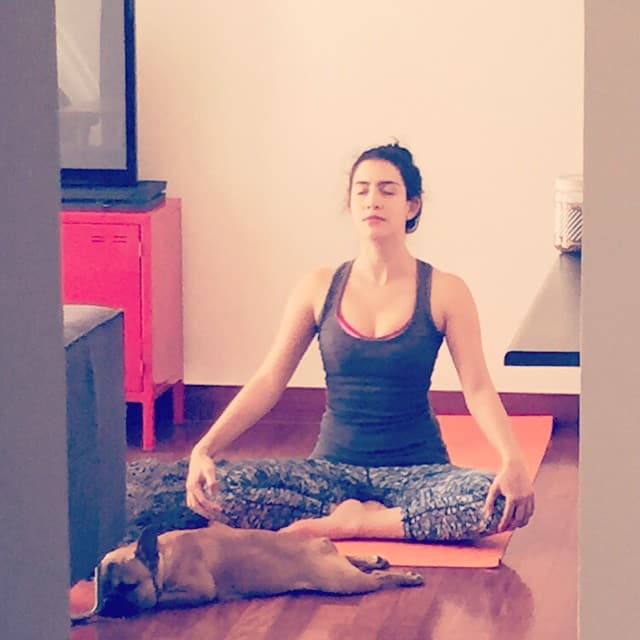 Además, ha desarrollado una pasión por la yoga, actividad que realiza en sus ratos libres.