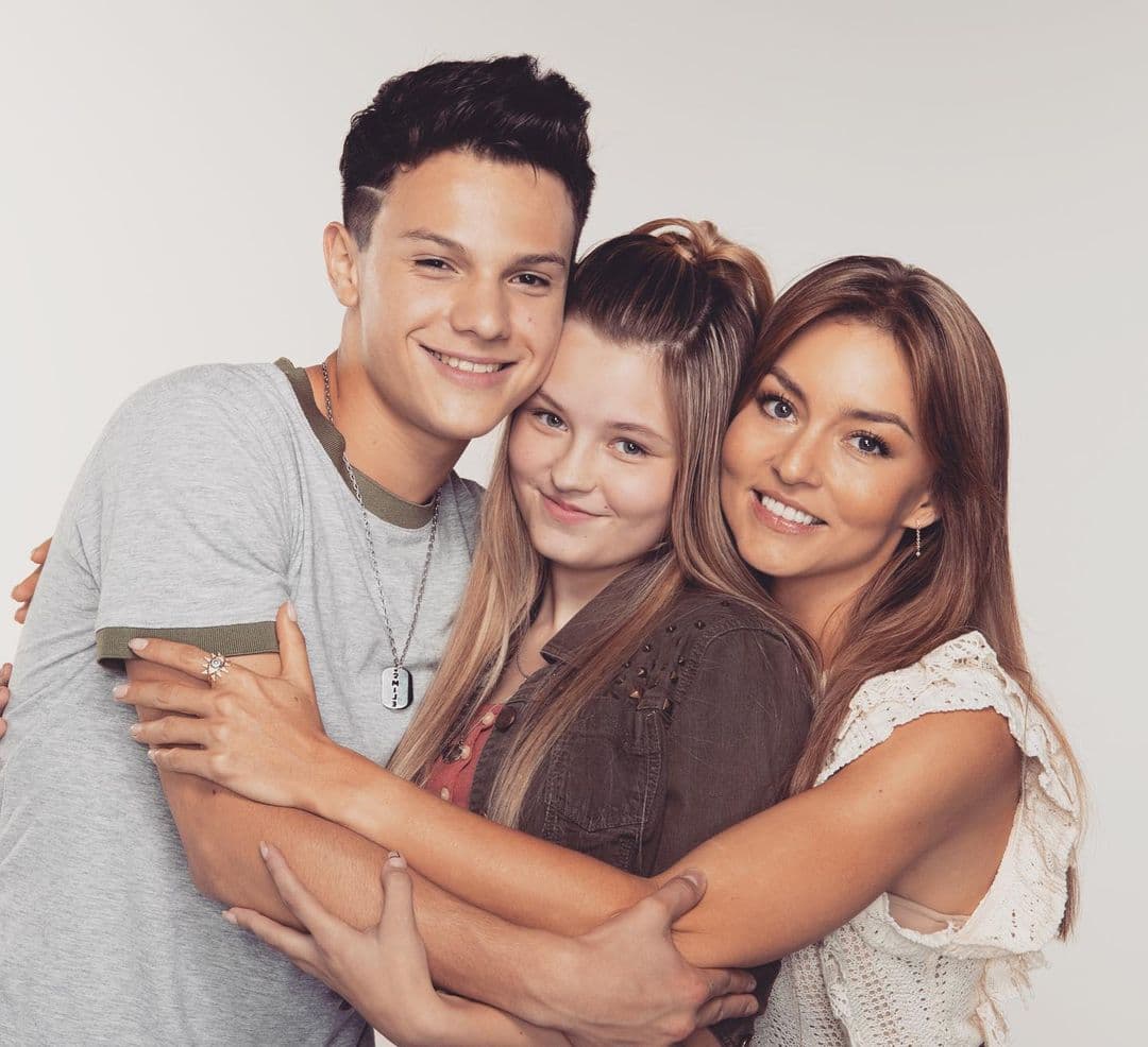 Angelique Boyer comparte créditos con Isabella Tena y Emiliano Glez en 'El amor invencible'.
