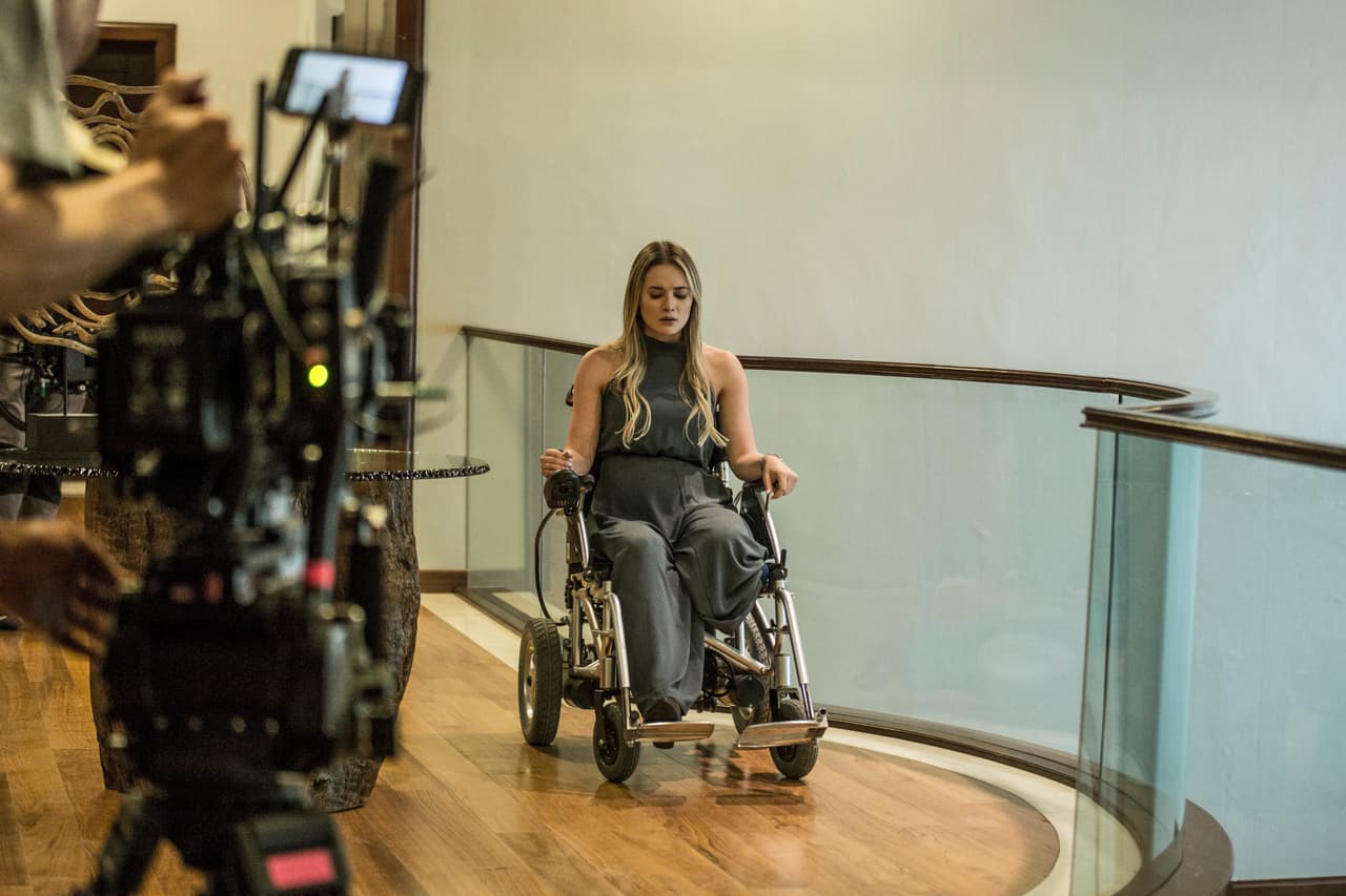 Por otro lado, Kimberly Dos Ramos grabando la escena cuando 'Maribel' sufre el rechazo de 'Héctor' y avienta su prótesis por las escaleras.