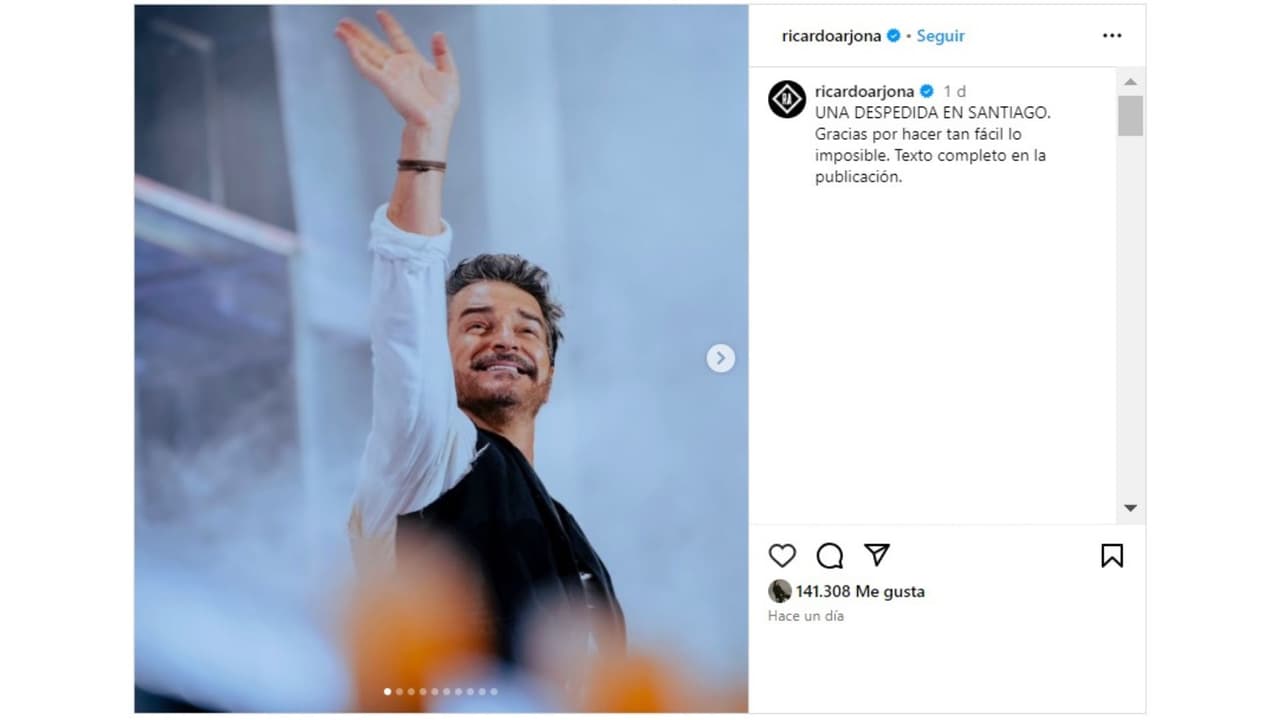 Ricardo Arjona publicó una fotografía de sí mismo en la que aparece sonriente.