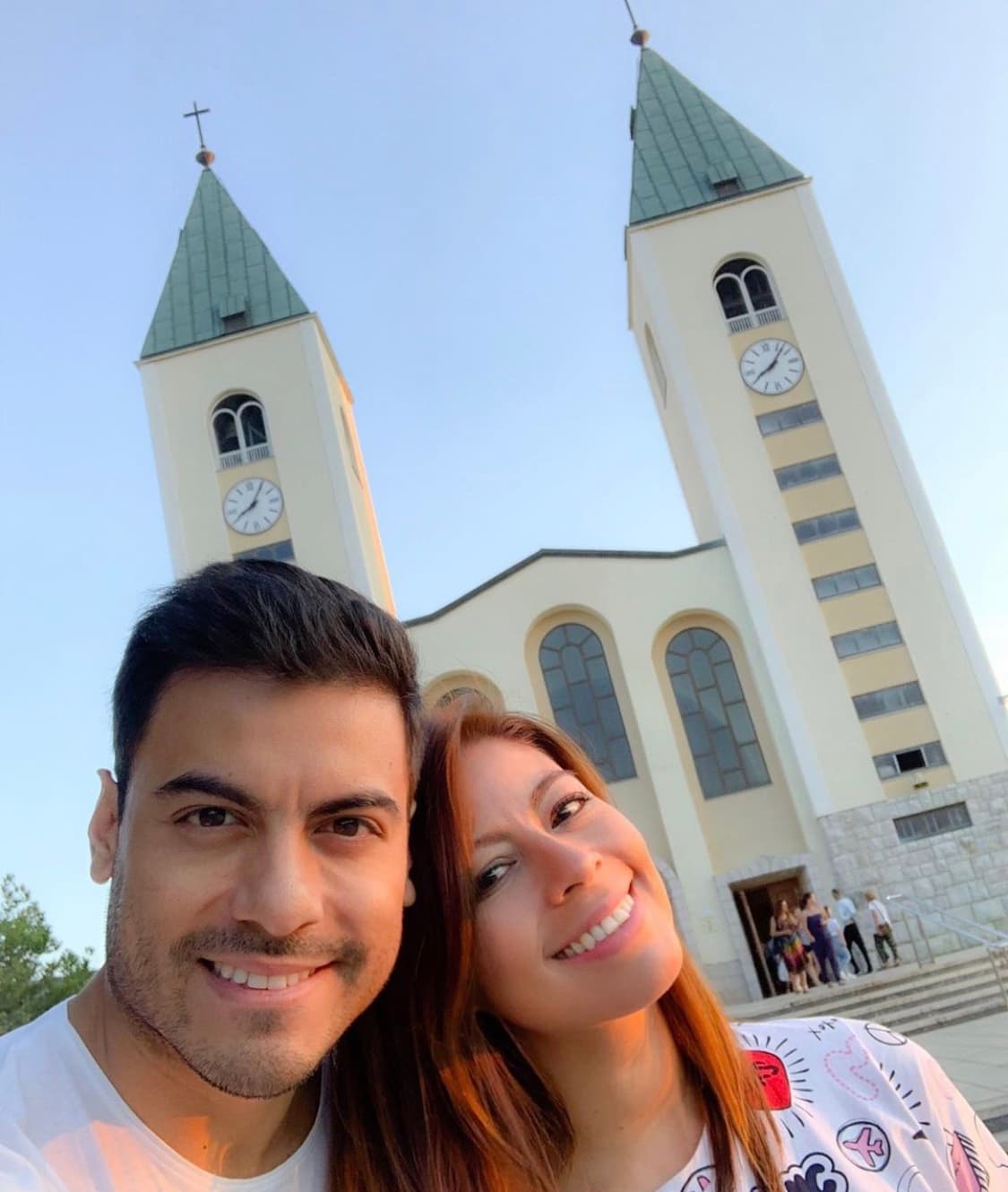 De igual manera, su perfil en dicha red social es testigo de la estrecha relación que existe entre ella y su famoso hermano menor, con quien ha realizado diversos viajes por distintas partes del mundo.