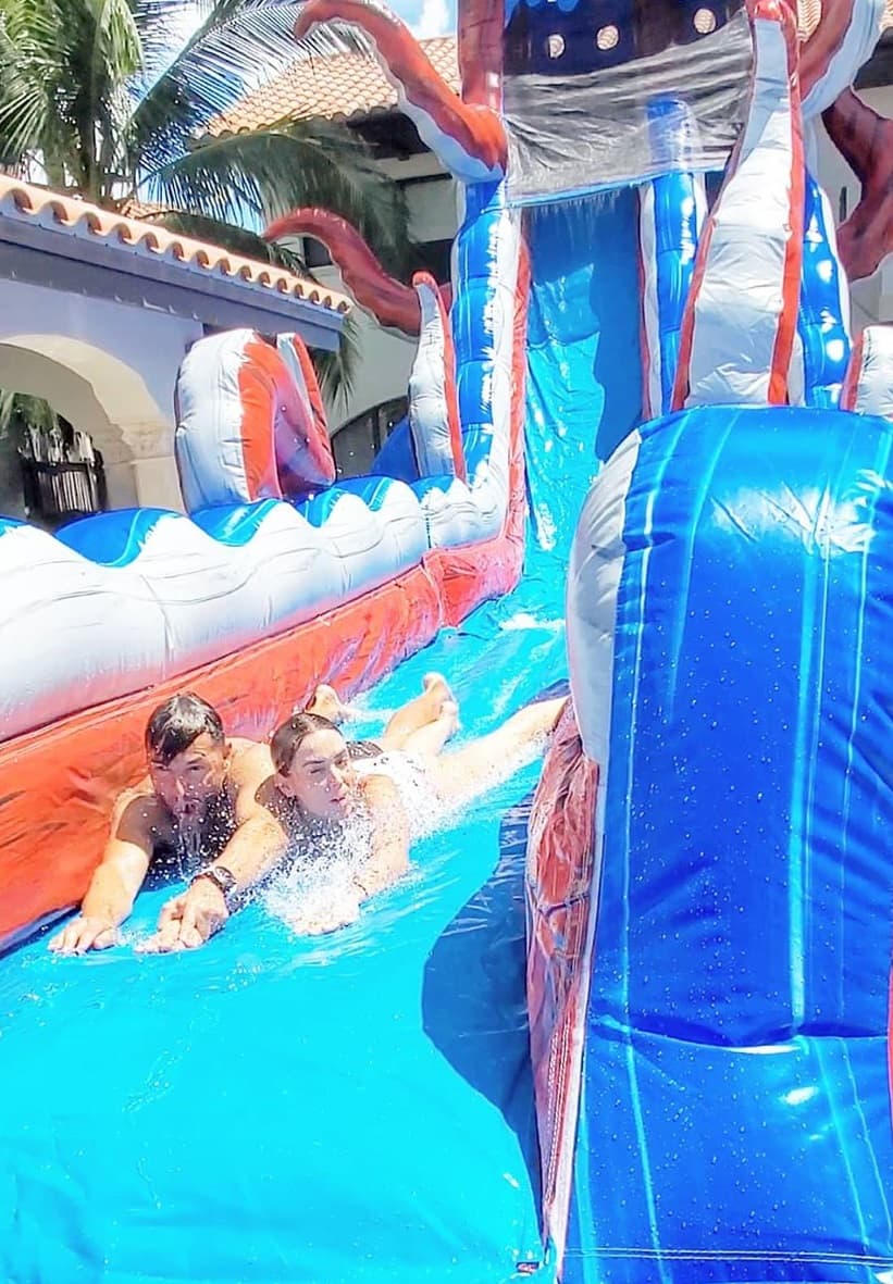 La enorme resbaladilla inflable era tan impresionante que Jacky y su esposo no pudieron resistirse a ella y compartieron con sus seguidores evidencias de sus saltos.
