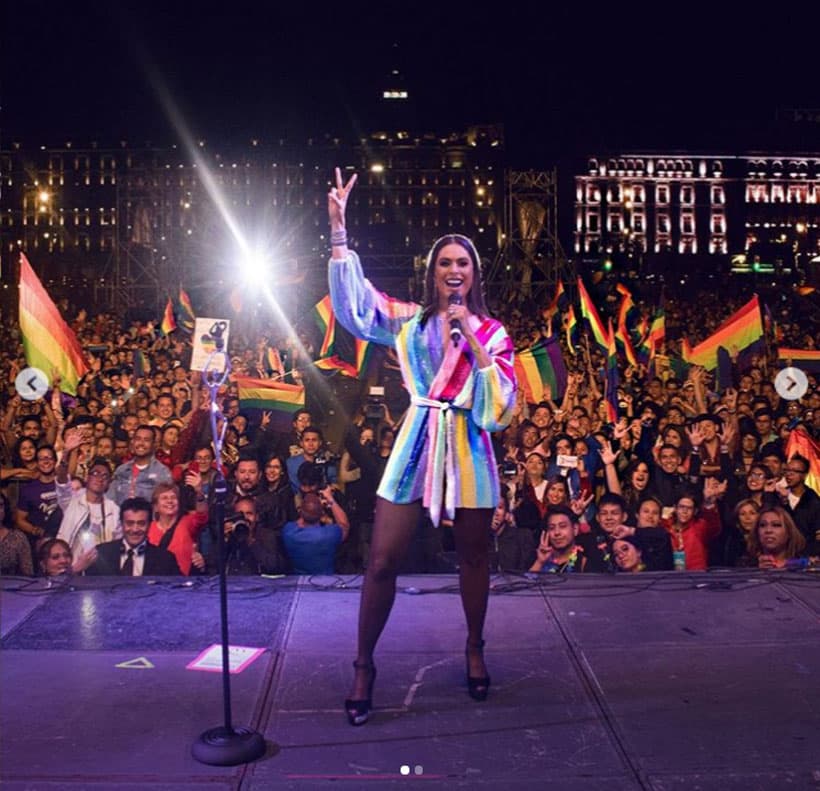 La también actriz no dejó pasar la oportunidad de compartir un par de imágenes desde el escenario del Zócalo, mostrando a algunos de los asistentes.