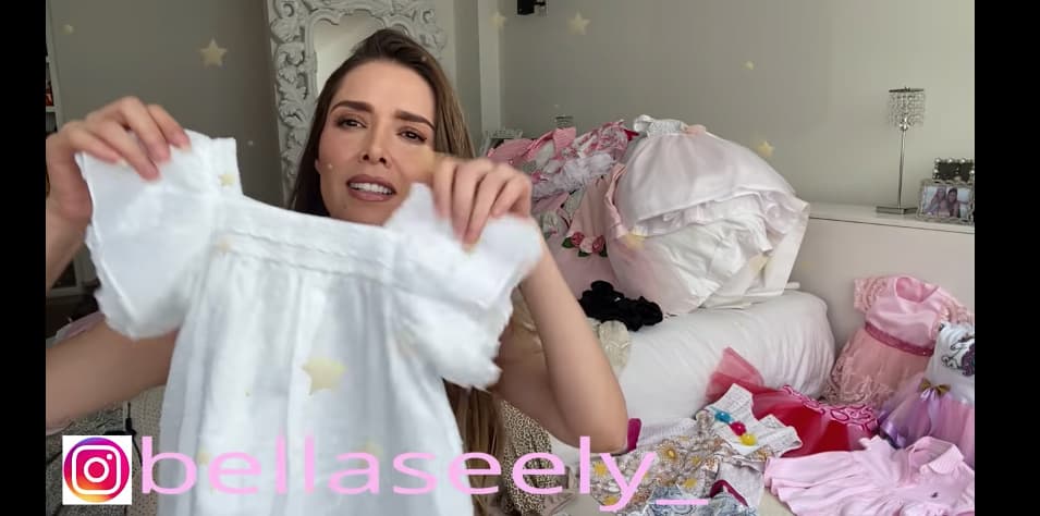 El pasado 18 de mayo, Marlene subió un nuevo clip a su canal de Youtube en el que presumió parte del clóset de su hija Bella, pero sus seguidores destacaron que ya no estaba una enorme fotografía que hace poco decoraba su habitación principal, en la que la actriz aparece abrazando a su esposo.