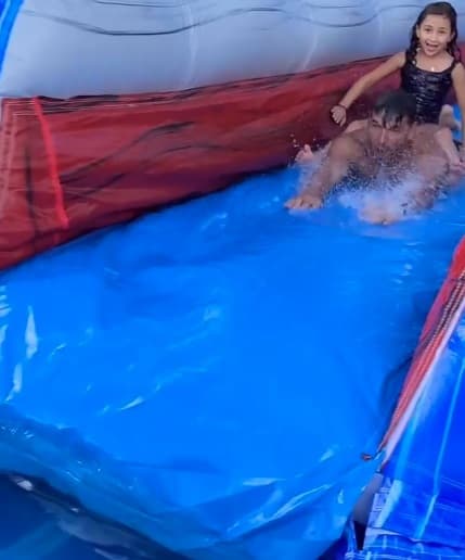 Sin embargo, una de las atracciones que más llamó la atención este fin de semana fue el espectacular inflable acuático que montaron en su casa de Miami, donde el corredor de autos disfrutó al lado de sus hijas, siendo mini Jacky una de las primeras en lanzarse.