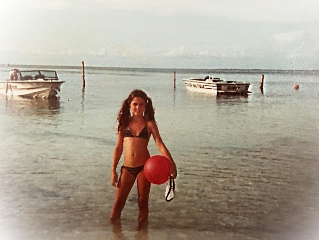 La conductora mostró que desde niña le gustaba utilizar bikini
