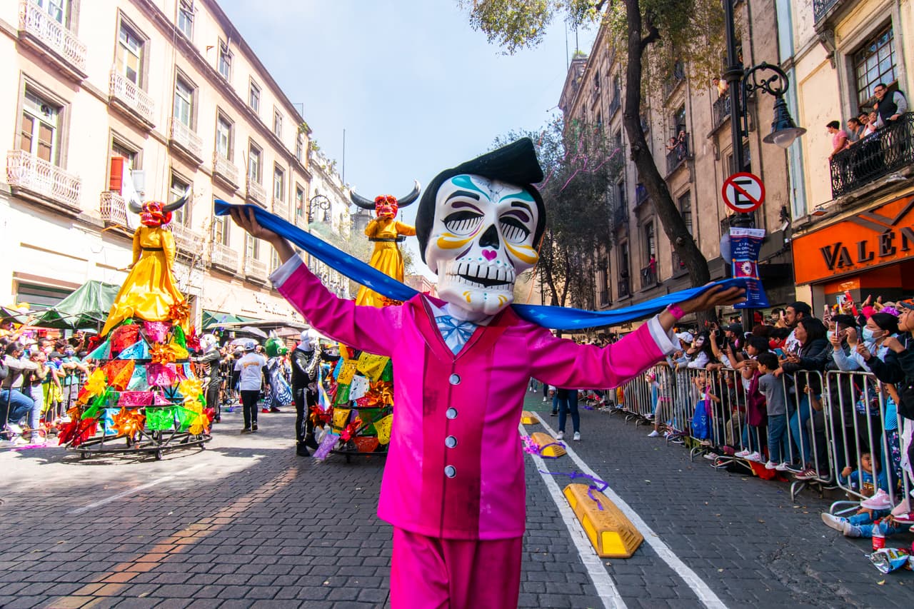 Este 2021, el Desfile rindió un homenaje a México-Tenochtitlan y contó con la participación de 450 voluntarios, 350 bailarines acróbatas, 10 carros alegóricos y 150 músicos.