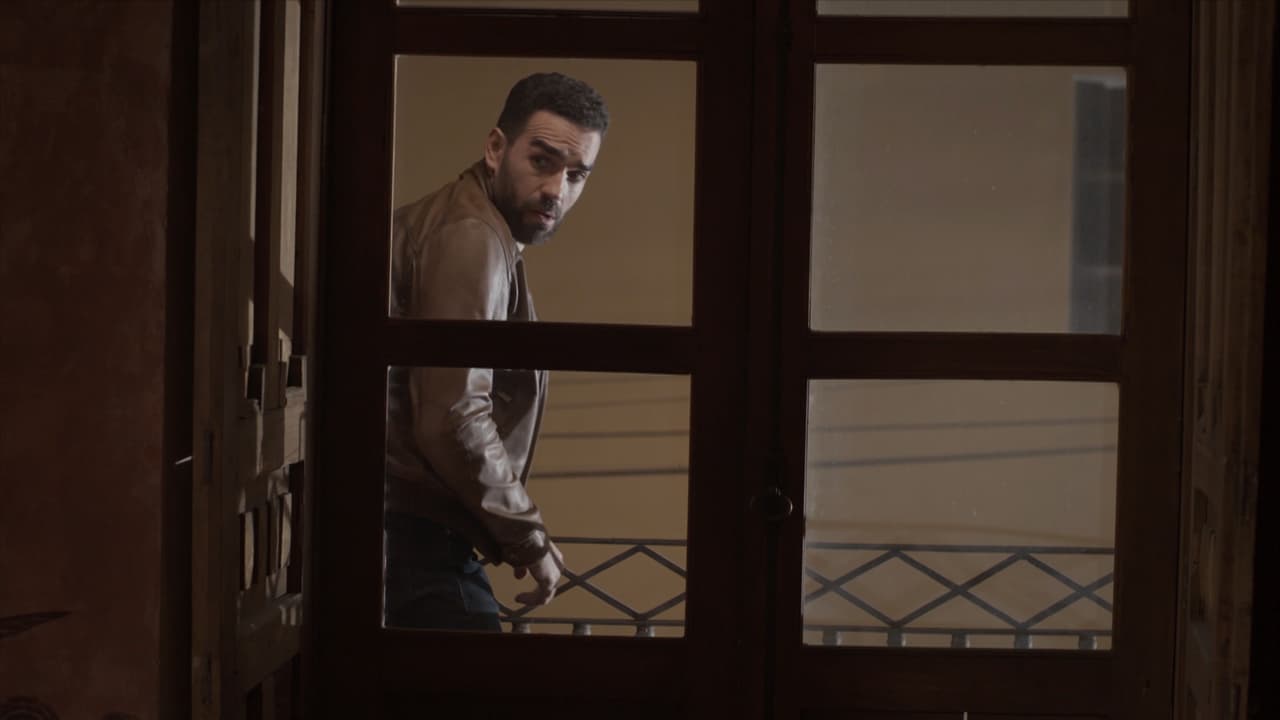 'Fernando' descubre el paradero de 'Lucía' y entra a la casa a salvarla.