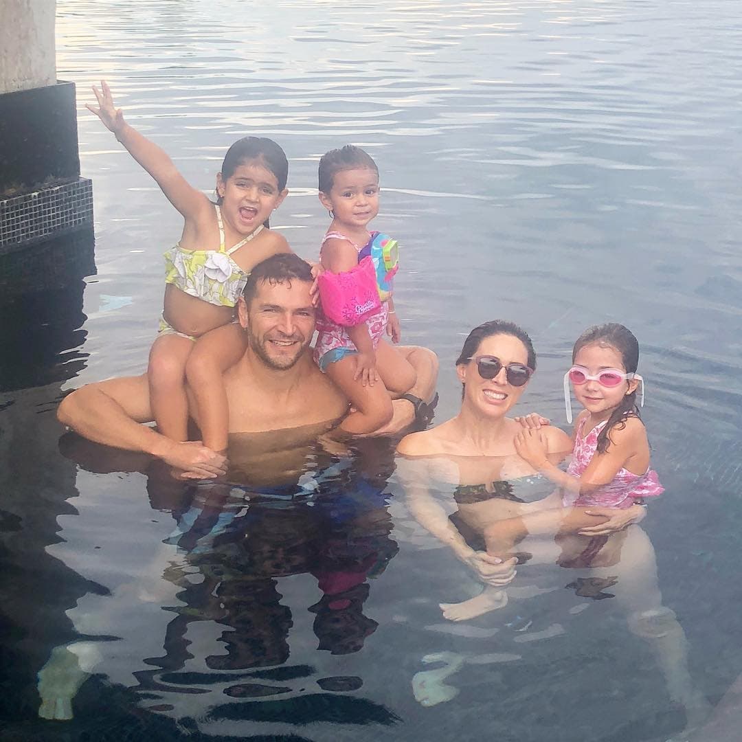 Martín Fuentes también presume en sus redes sociales algunos de los momentos más representativos de sus hijas y esposa.