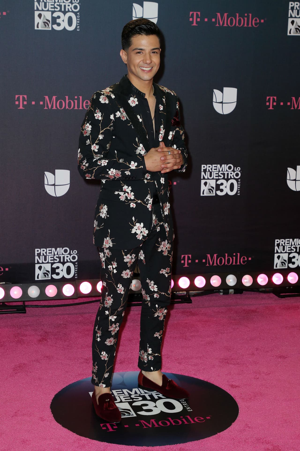 Luis Coronel llamó la atención por su vestuario.