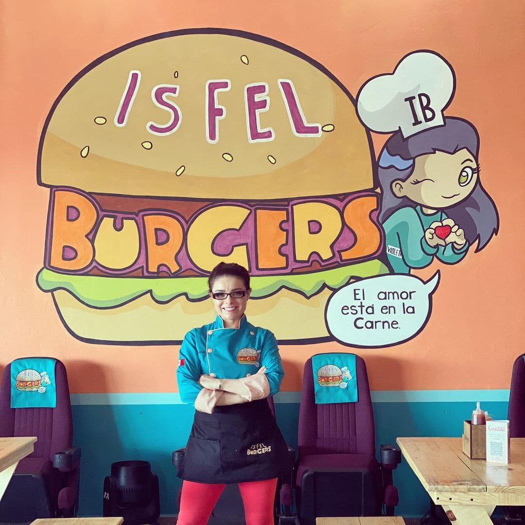 Violeta Isfel pisa fuerte como empresaria e inaugura sucursal de hamburguesas en Ciudad de México