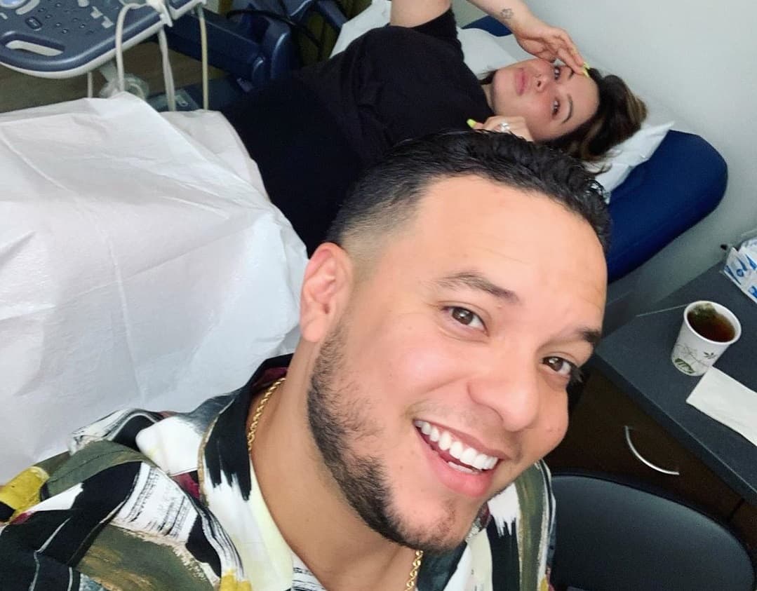 Lorenzo Méndez publica foto de Chiquis Rivera y desata rumores de embarazo