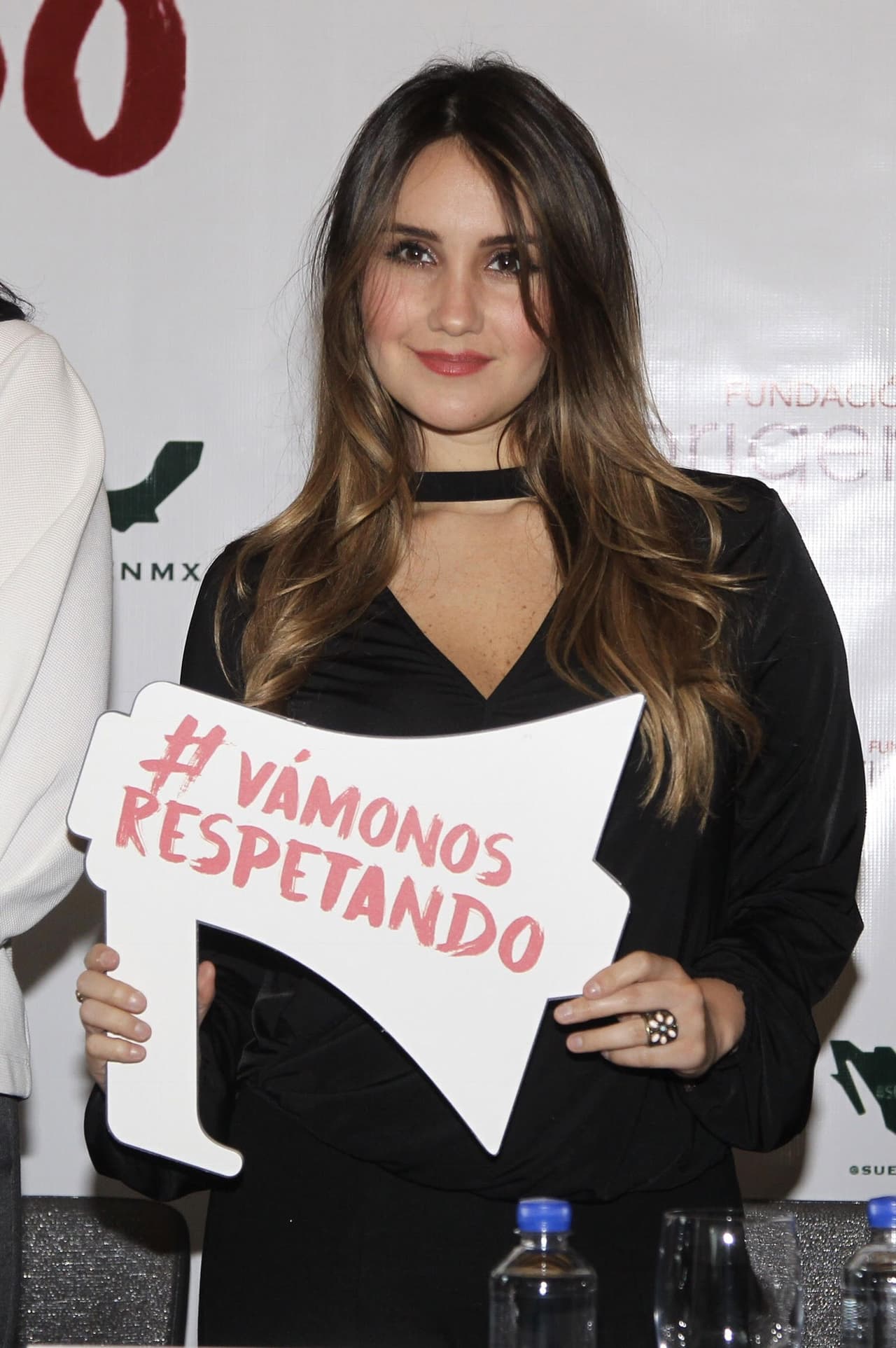“Considero que en general nos urge respetar la opinión de los demás; respetarnos como ciudadanos, hermanos, humanidad y como país”, comentó la cantante.