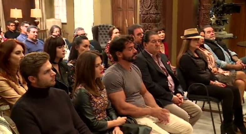 Elenco de En tierras salvajes celebra misa de inicio de grabaciones