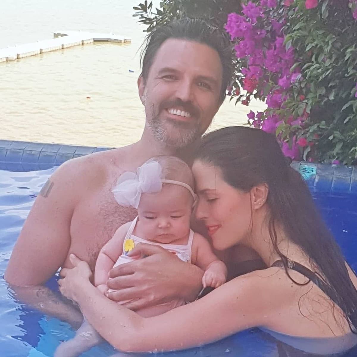 En sus redes, la protagonista de ‘Vencer el Desamor’ también compartió la primera sesión fotográfica con su bebé y Billy Rovzar.