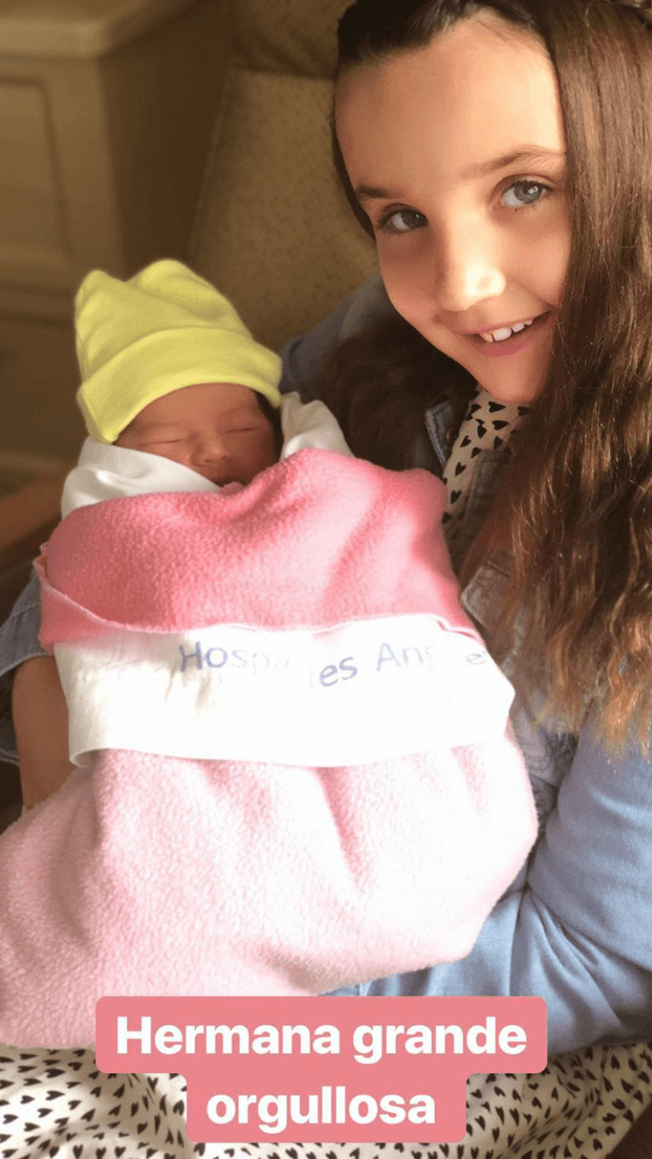 Inés, la hija mayor de la conductora, está feliz con la llegada de su hermanita