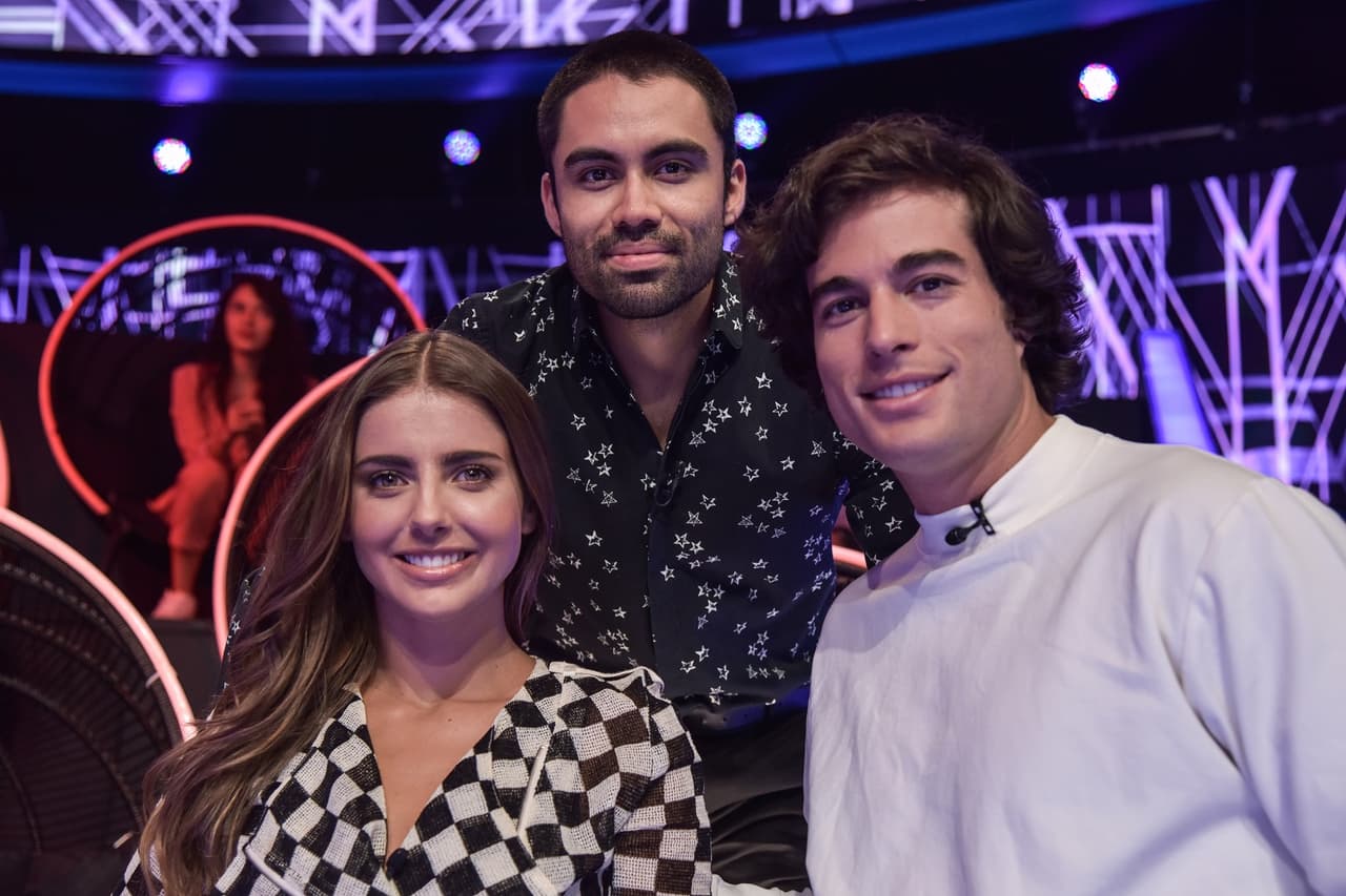 Las Estrellas de televisión jugaron por el suelo de Israel González, quien apoya a los animales que se encuentran en situación de vulnerabilidad.