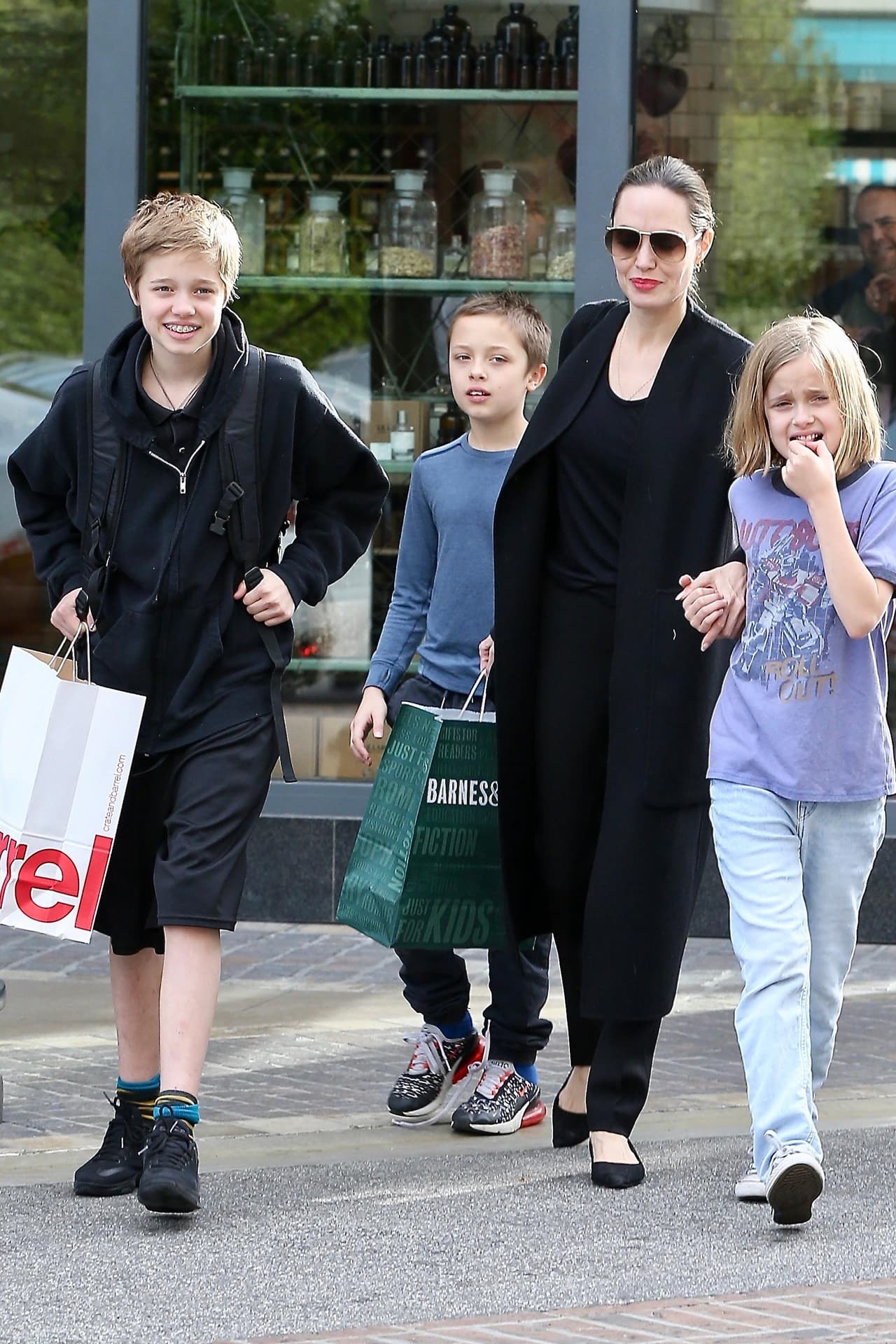 Medios internacionales aseguran que Angelina Jolie está atravesando una difícil situación económica tras tomarse un descanso laboral para dedicarse a su grande familia.