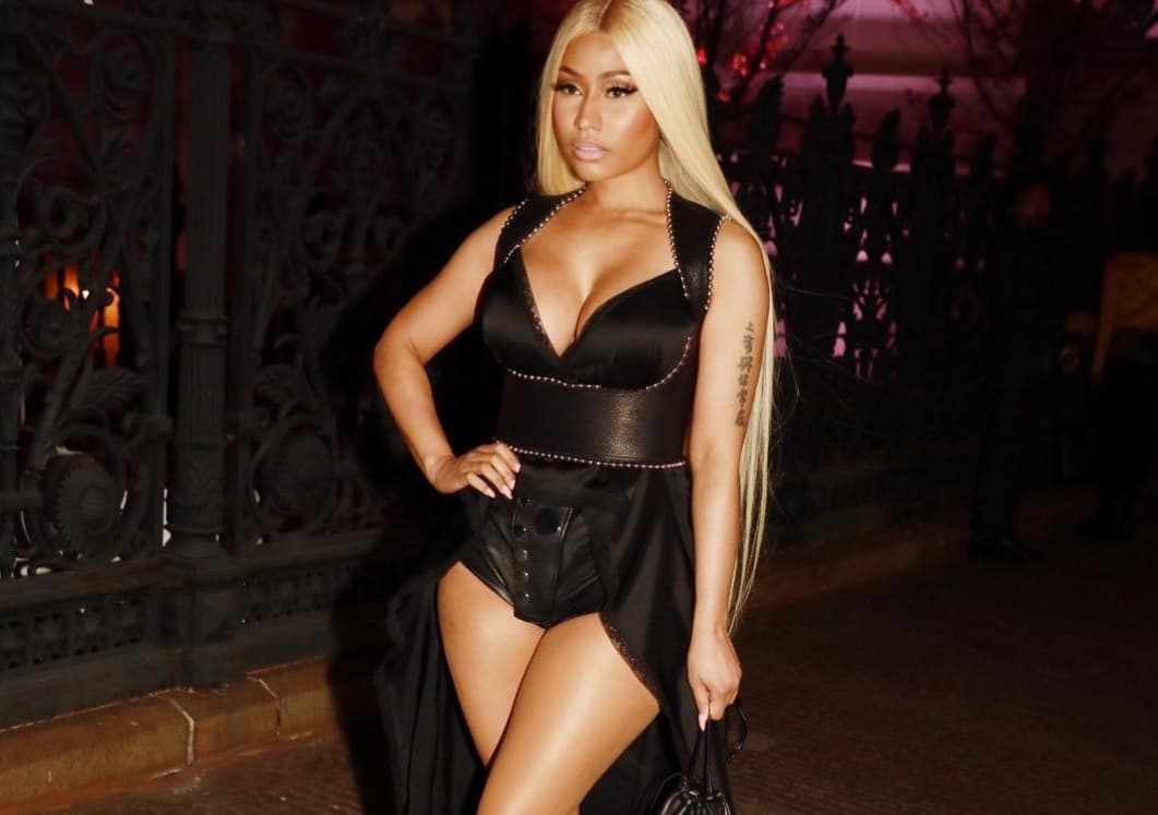 Nicki Minaj muestra sus atributos en ajustado traje de látex