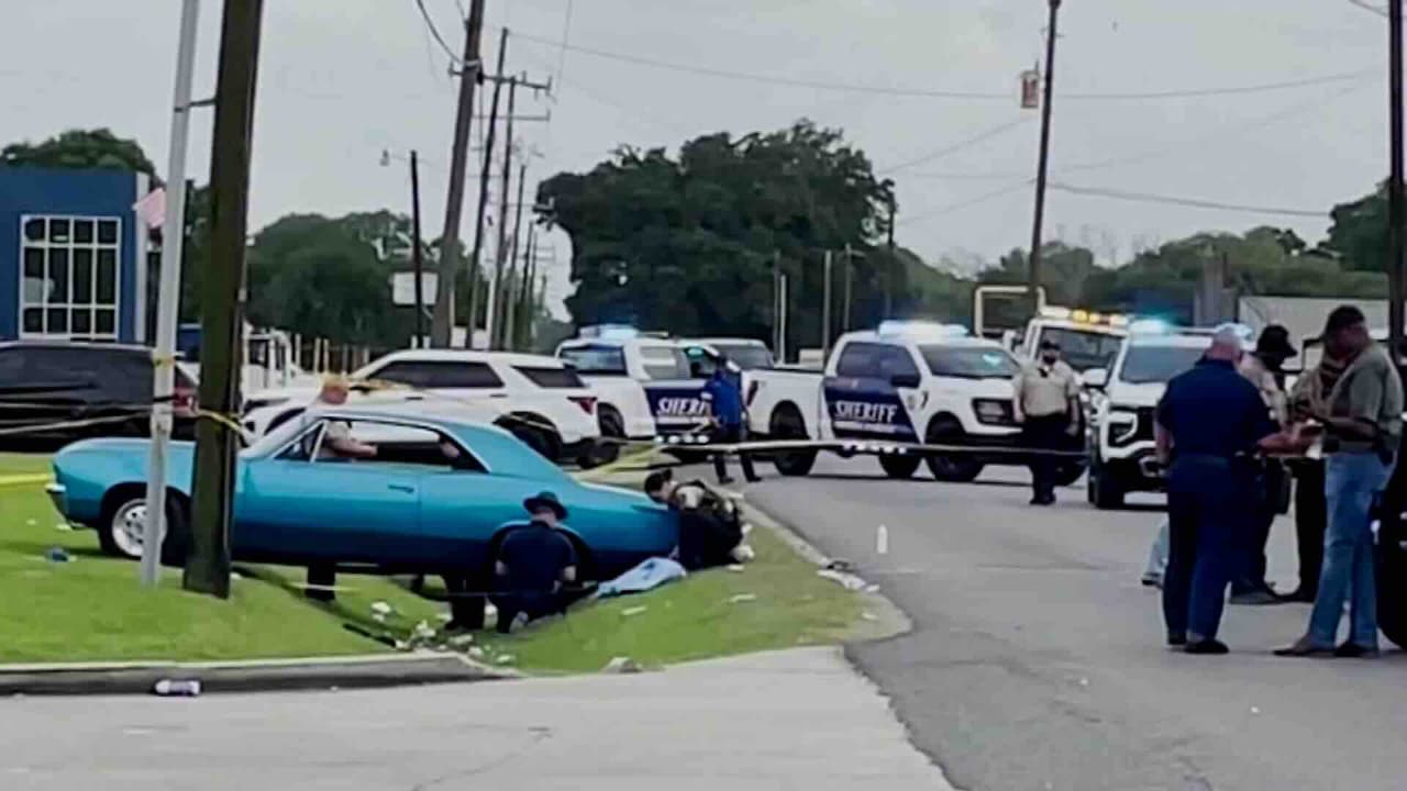 Auto embiste desfile en Louisiana y deja al menos 15 heridos