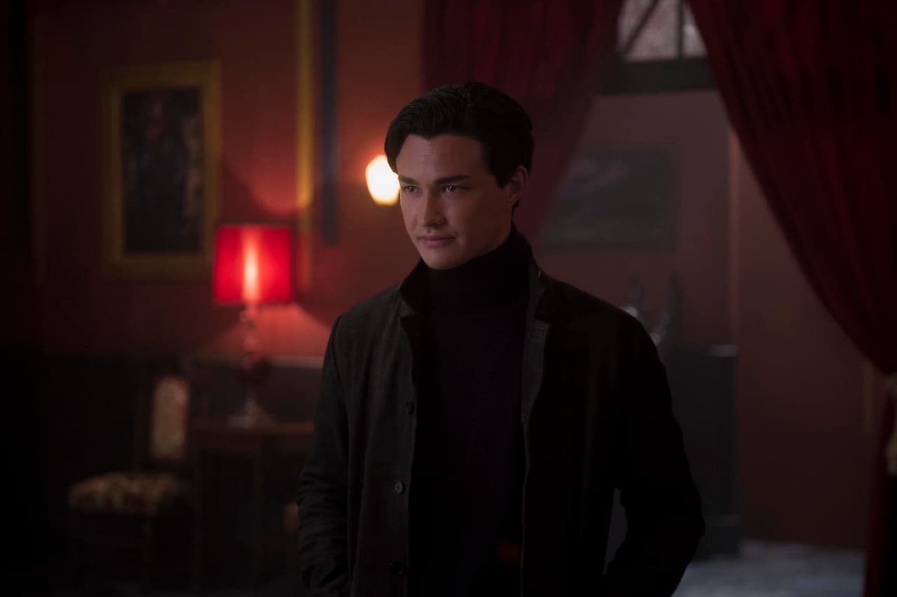 “Nicolas Scratch” (Gavin Leatherwood) es un joven y apuesto hechicero de la Academia de las Artes Ocultas que se hace amigo de Sabrina Spellman, la alumna nueva. Nicholas también se siente atraído por ella y hay chispas inmediatas entre ambos.