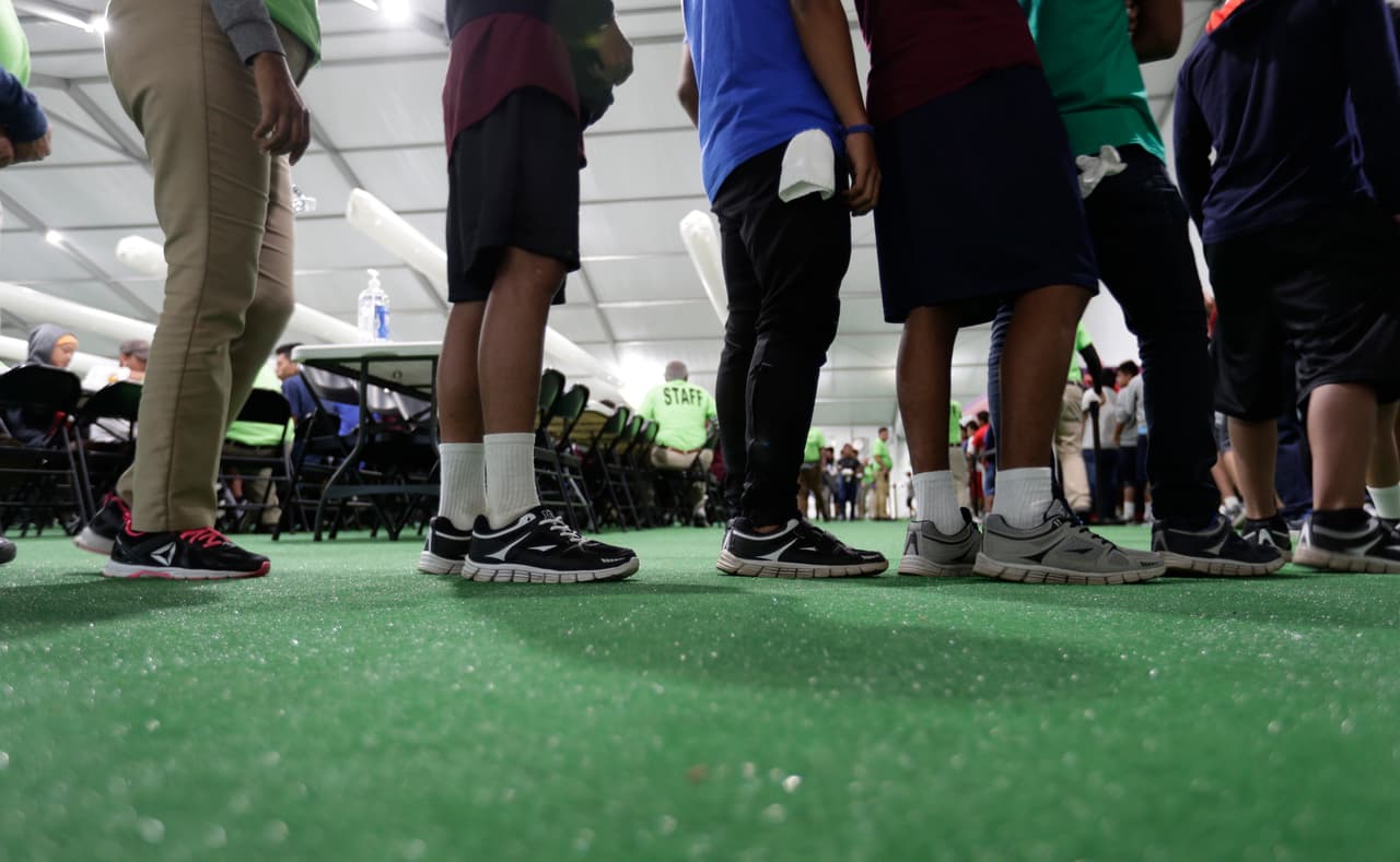 Las imágenes de niños en centros de detención lejos de sus padres le han dado la vuelta al mundo.