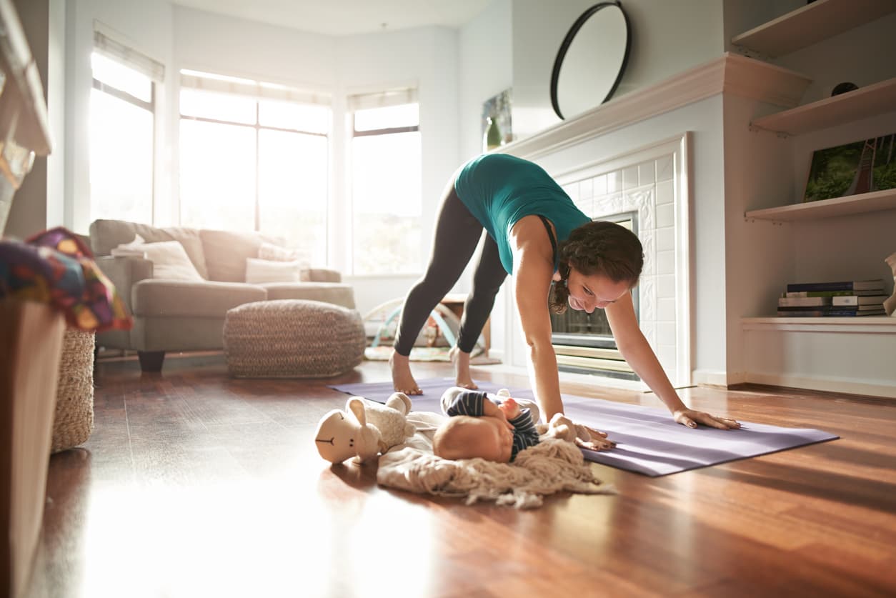 Mantener al menos durante 30 segundos las posturas básicas te ayudará a comenzar a practicar yoga