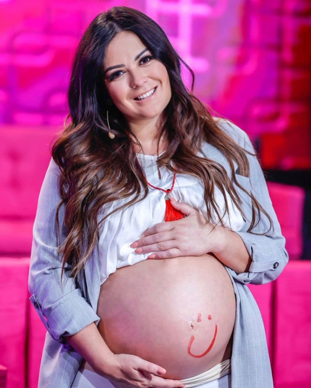 Por último, Mariana Echeverría compartió una emotiva reflexión en su cuenta oficial de Instagram, donde escribió que esta es una de las pruebas más difíciles que ha vivido junto a su hijo, quien se espera llegue al mundo en el mes de octubre.