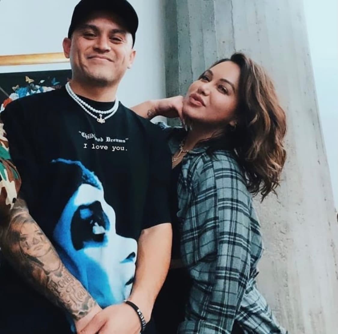 Sobre la identidad de Sánchez, se puede observar en su cuenta de Instagram que es un respetado fotógrafo de grandes estrellas de la música latina, como Becky G y Natti Natasha.