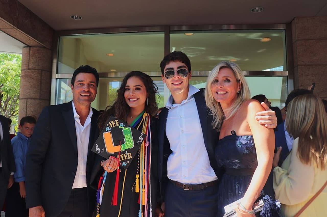 Isadora, la hija de Chayanne, celebra su graduación en compañía de su familia