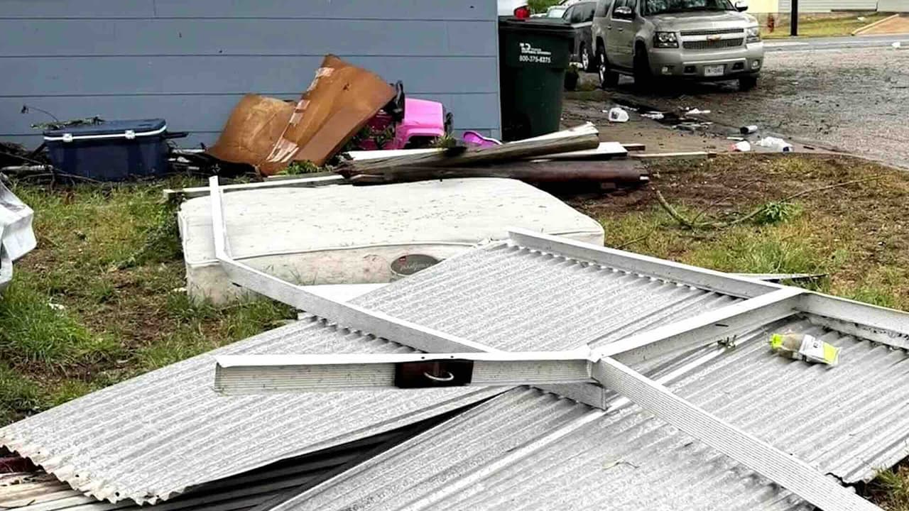 Familia hispana pide ayuda luego de que su casa fuera impactada por un tornado en Giddings