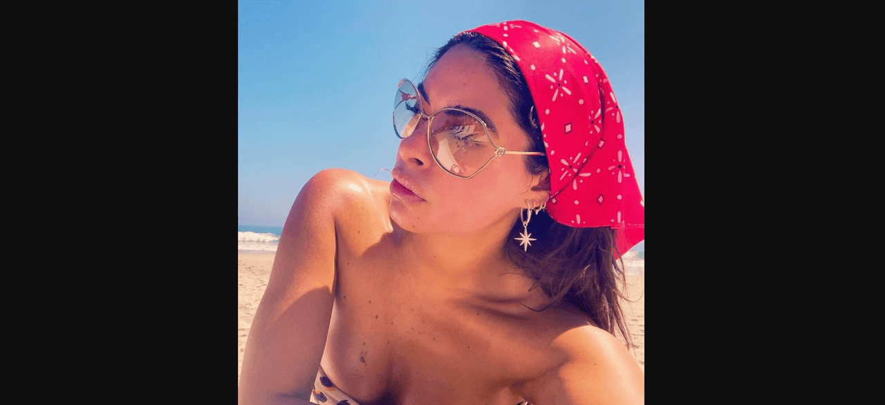 En las últimas publicaciones, la presentadora dejó ver que optó por lucir un revelador traje de baño naranja y uno en animal print que enmarcó a la perfección su torneada silueta, por lo que recibió miles de ‘Me gusta’ y piropos.