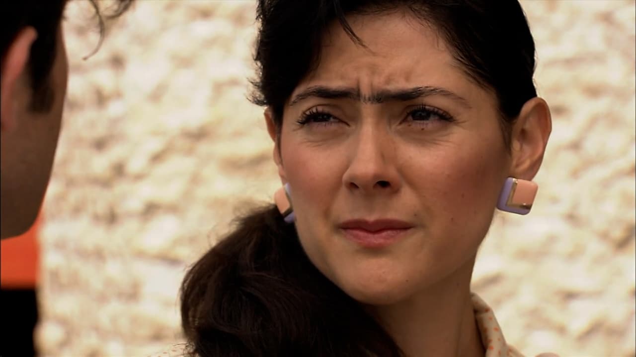 'Josefina' los cacha y enfrenta a 'Dimitrio', quien dice que 'Esmeralda' es un familiar.