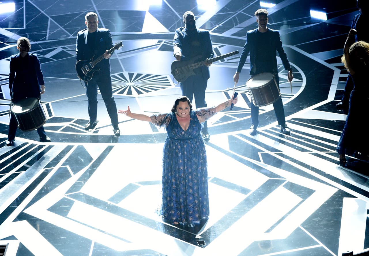 Keala Settle se emocionó casi a las lágrimas al interpretar ‘This is me’, poniendo a los asistentes de pie.