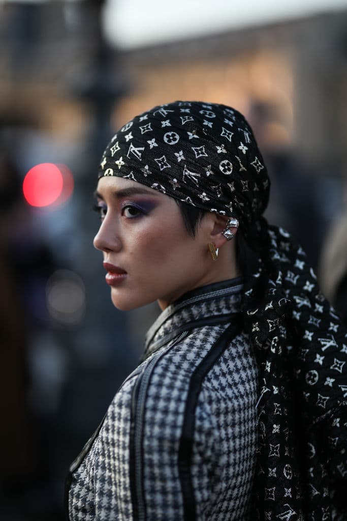 Entre las tendencias más vistas durante las pasarelas de street style, así como de invitados y modelos de los shows, fueron las pañoletas con todo tipo de estampados.