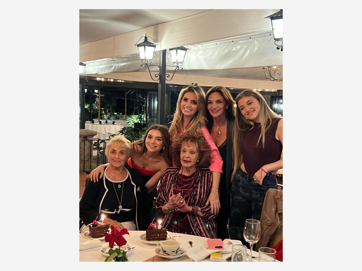 Angélica y sus hijas de lo más felices con Mariana Seoane.