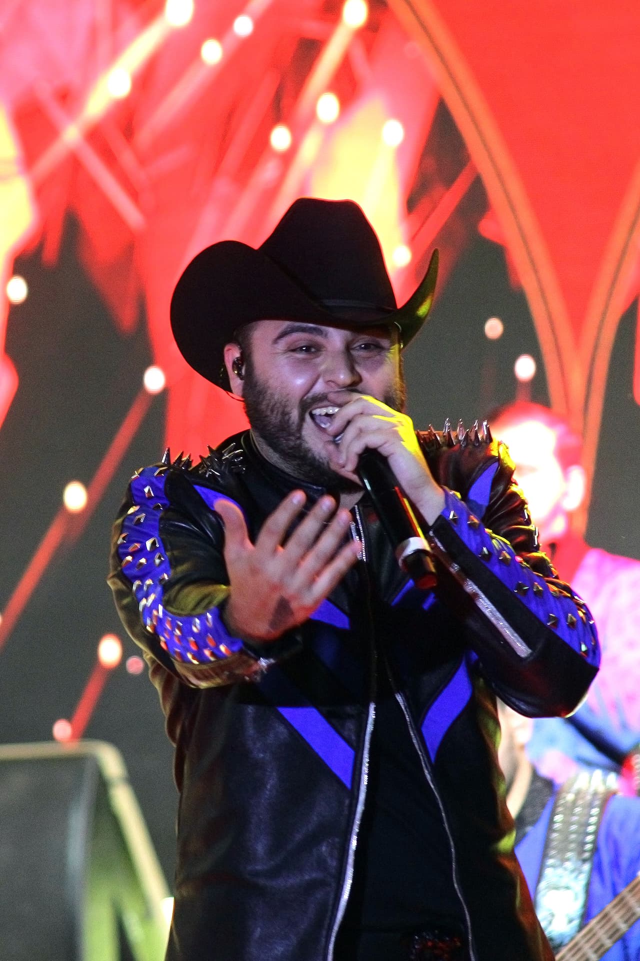 Gerardo Ortiz y su colección de trajes que cuestan más de 30 mil pesos