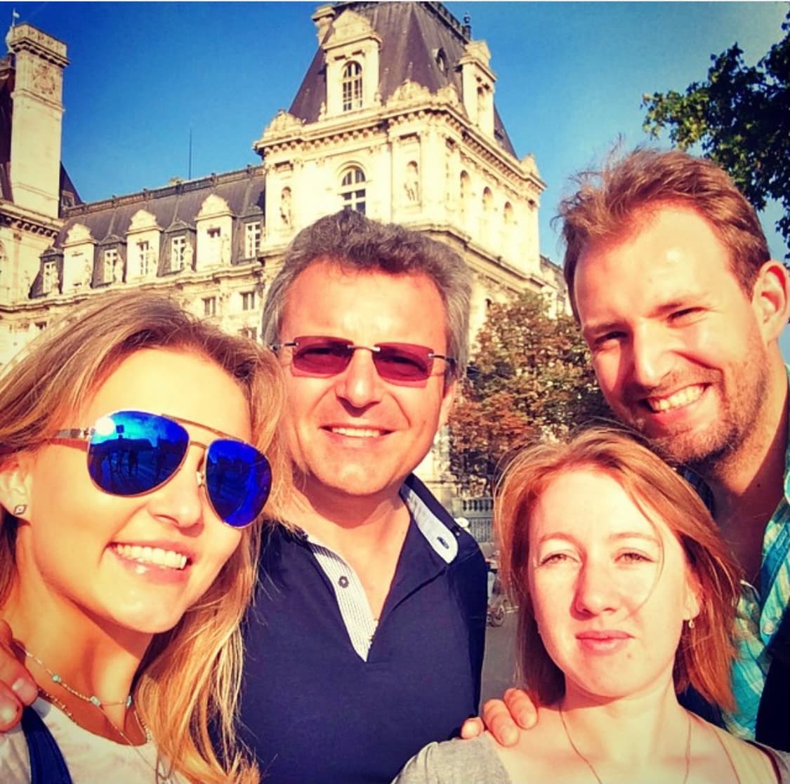 Y pese a que Arnaud vive en Francia, Angelique continúa teniendo una relación muy cercana con él. En octubre de 2017, Boyer compartió un amoroso mensaje a su hermano por su cumpleaños: "Porque lo mejor del mundo es ser hermanos. A pesar de la distancia, y que la mitad de nuestras vidas hemos estado separados, me conoces y sorprendes por eso, eres de lo mejor que tengo en mi vida! Me siento tan orgullosa de ti! Te extraño mucho".